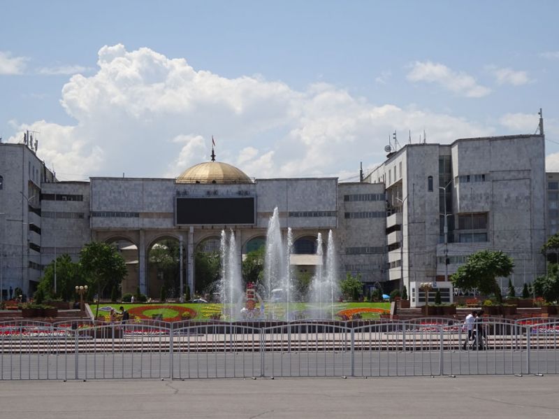 files/_uploads/2010_52n_Kyrgyzstan_d15/d15_welcomeHauptplatz3.jpg